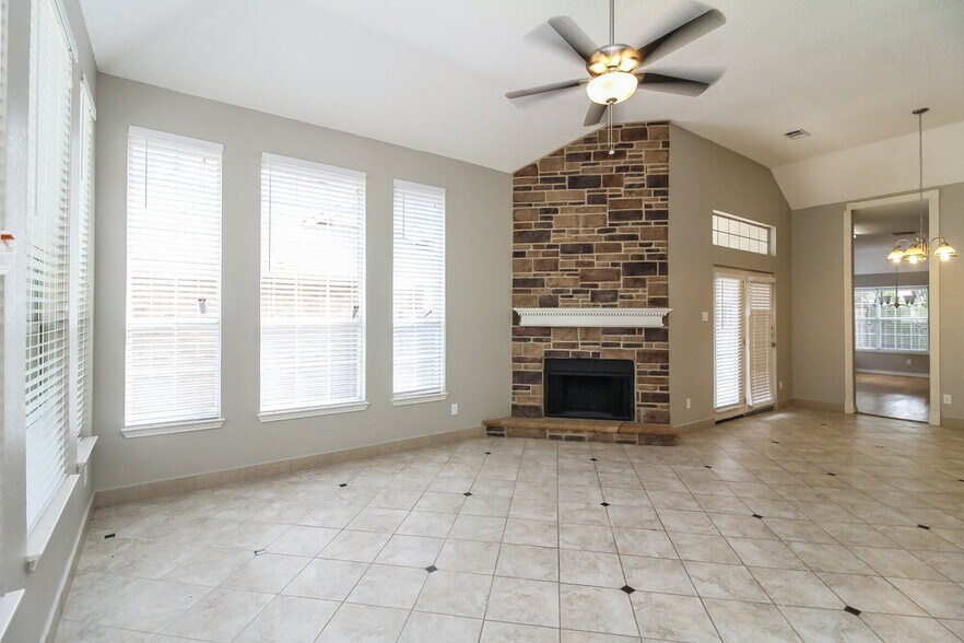 Building Photo - 817 Clover Hill Ln