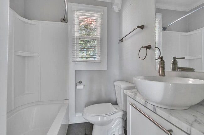 Building Photo - Stylish 2-Bed, 2-Bath Residence with Moder...