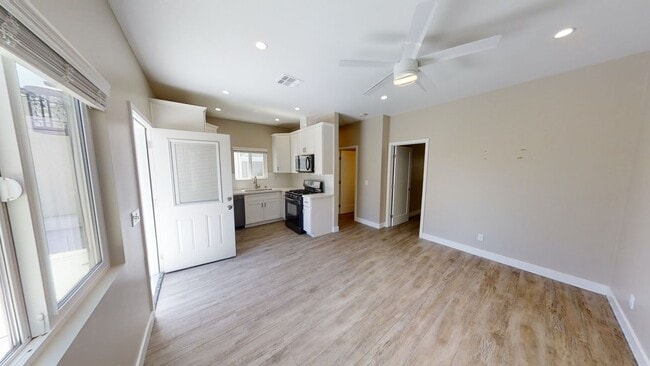 Building Photo - PRIVATE YARD!! 4BD/2BR, Corner of Tipton a...