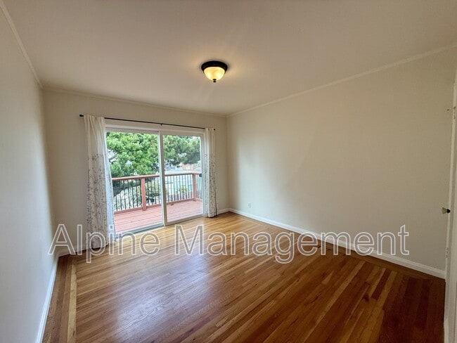 Building Photo - 658 Rockdale Dr
