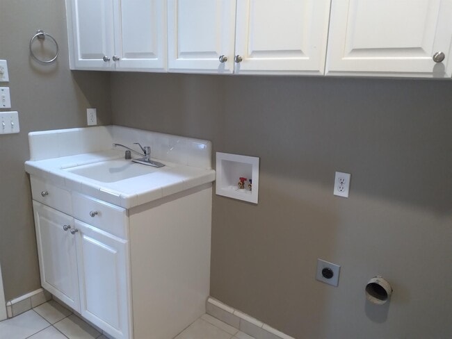 Building Photo - 553 W Fallbrook Ave