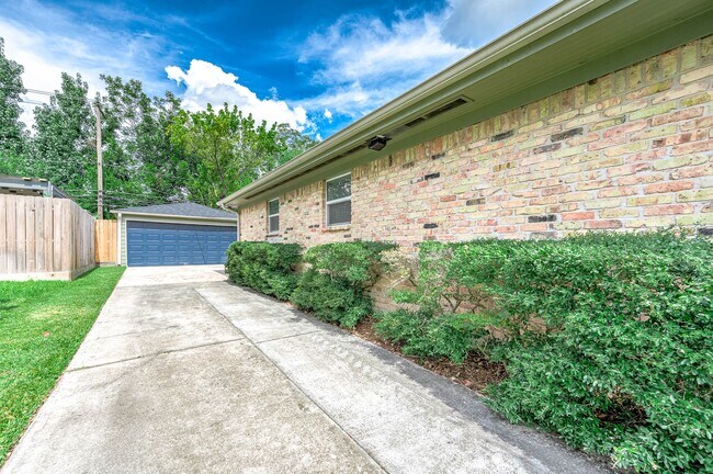 Building Photo - 6030 Warm Springs Rd