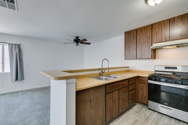 Building Photo - Double Primary Townhome with Spacious Backyard in 89115!
