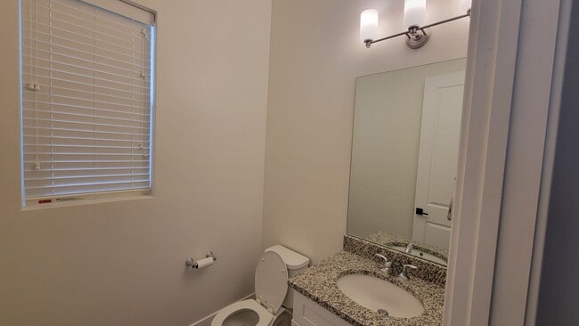 Building Photo - Washington Fields 4 bed | 3 1/2 bath | 3 c...