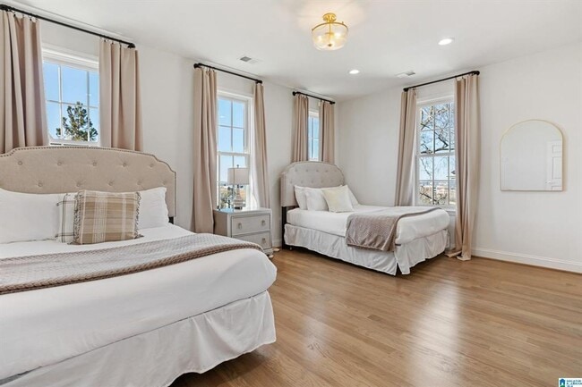 Building Photo - Luxurious 3-Bed Townhouse on Red Mountain