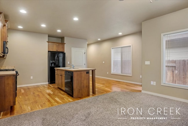 Building Photo - AVAILABLE JUNE 16