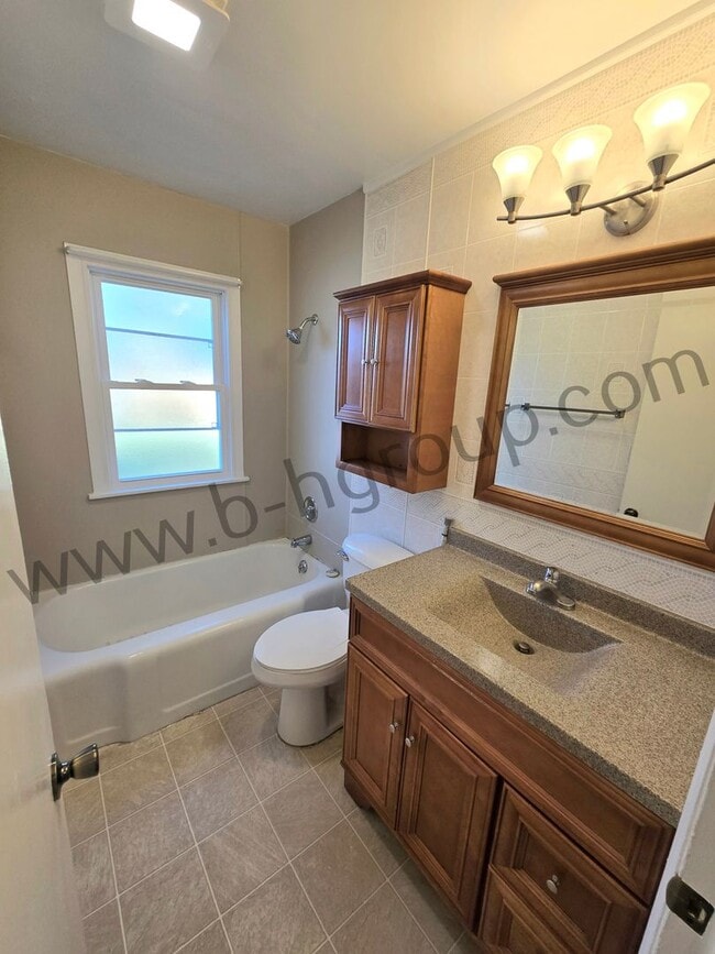 Building Photo - Great Location!