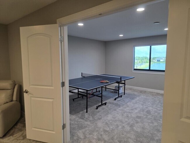 Building Photo - 527 SE Vallarta Dr