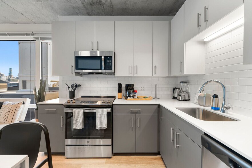 Building Photo - 853 W Blackhawk St