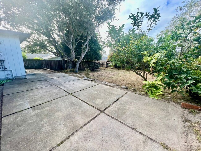 Building Photo - Single Family Home in Pacific Grove Neighb...