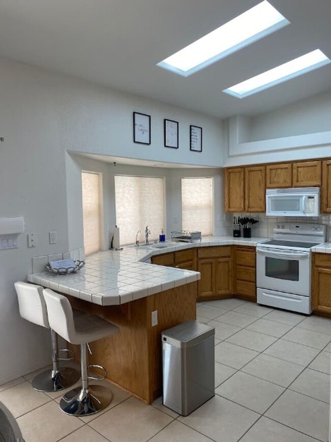 Building Photo - * Occupied* Unfurnished Long Term Pool Hom...