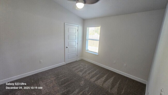 Building Photo - Warm & Inviting Home