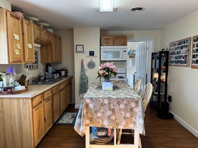 Building Photo - 215 N Lewis St