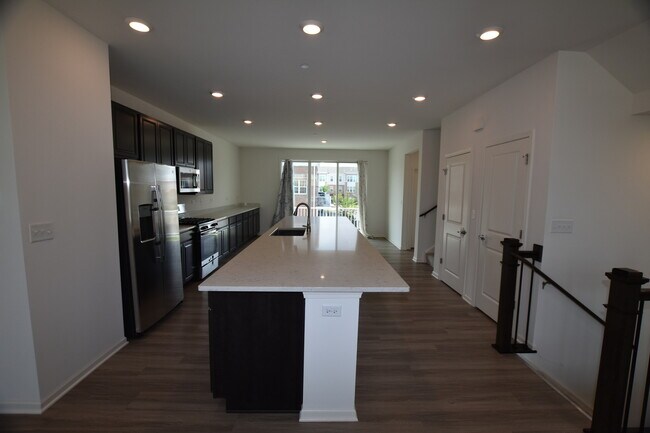 Building Photo - 2945 Showplace Dr