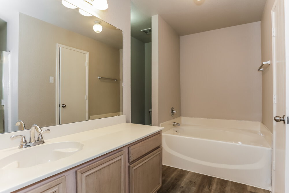 Building Photo - 1402 Gray Dawn Dr