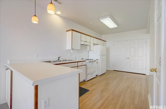 Building Photo - Large 6 Bedroom Home, 3 Car Garage, Gorgeo...