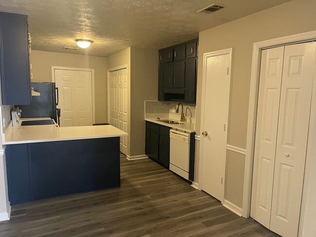 Building Photo - 5381-5383 Ridgemere Ct