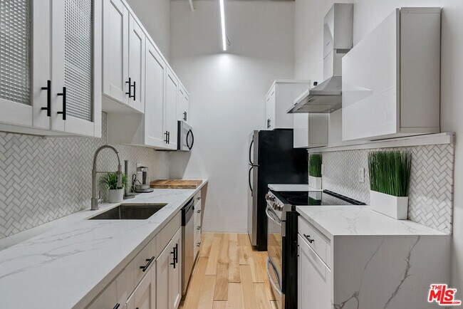 Building Photo - 312 W 5th St