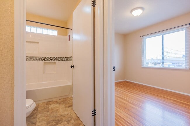 Building Photo - Bright & Inviting 3 Bed 1 Bath Home - Featuring Large Backyard!