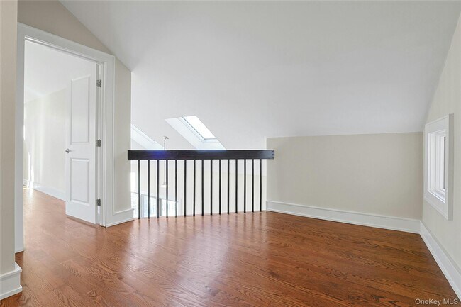 Building Photo - 300 Clausland Mountain Rd