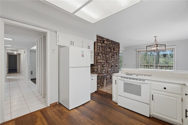 Building Photo - 6 Nottingham Cir