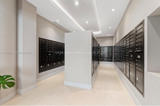 Building Photo - 700 NE 24th St