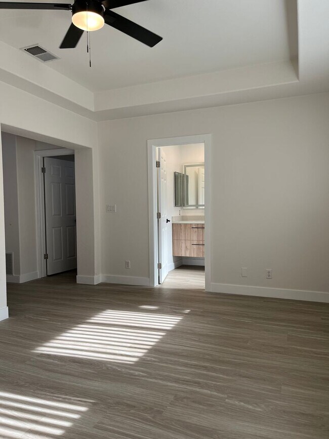 Building Photo - Remodeled Townhome in the Heart of Cupertino!