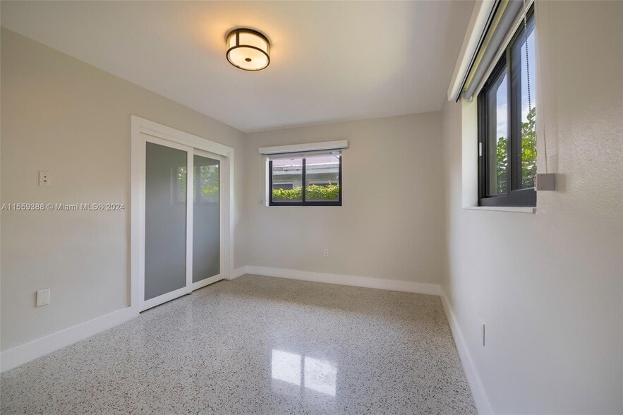 Building Photo - 2539 SW 20th St