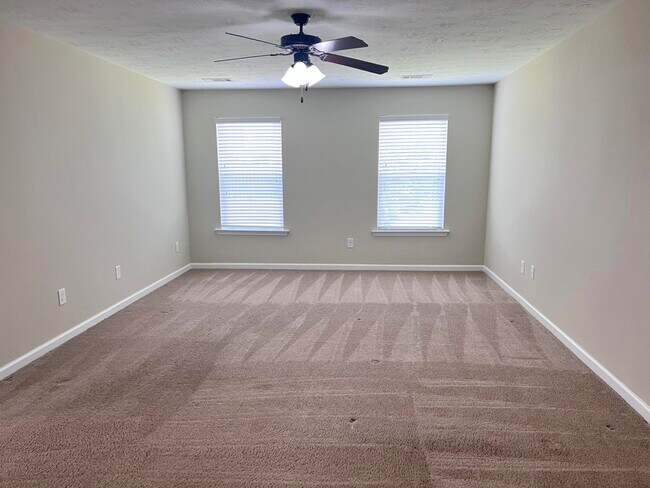 Building Photo - 212 Tulip Dr