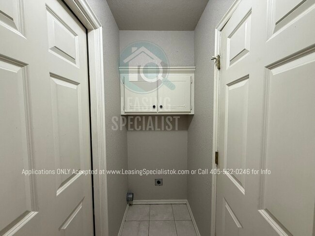 Building Photo - West Norman 3 Bed 2 Bath Garden home!