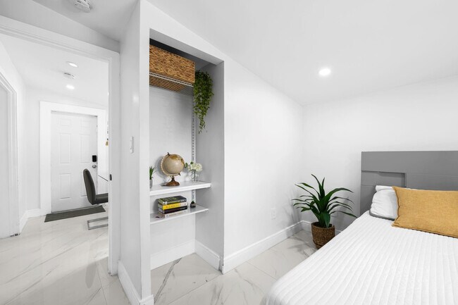 Building Photo - 865 NE 23rd Terrace