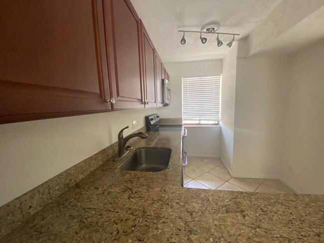 Building Photo - 2828 Tennis Club Dr