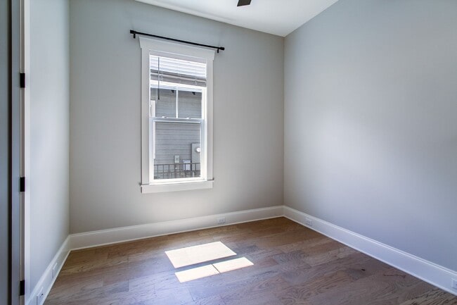 Building Photo - Newer Home
