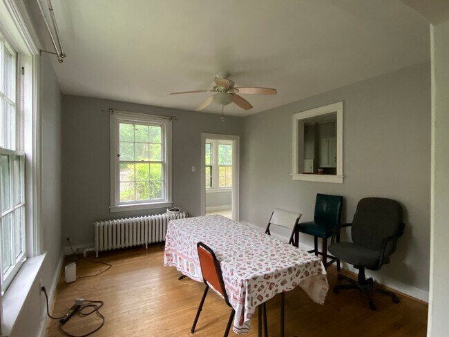 Building Photo - 8/1 Fantastic Location. Fenced Yard. 4 bed...
