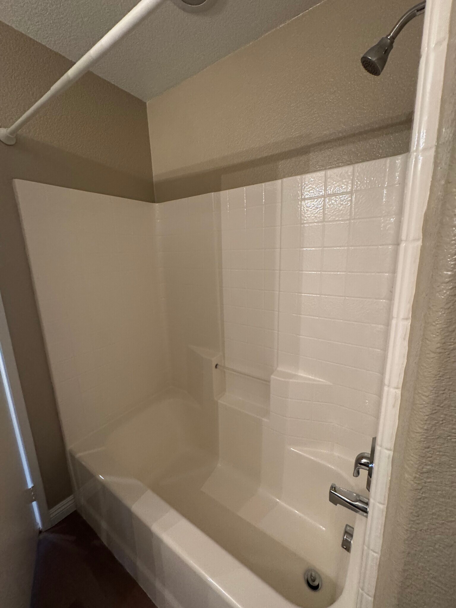 Building Photo - 642 W Brewer Rd