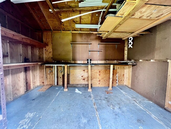 Building Photo - Gorgeous 4 Bedroom 2.5 Bath home in the he...