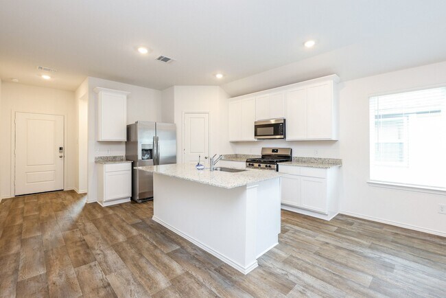 Building Photo - 3027 Lake Crest Dr