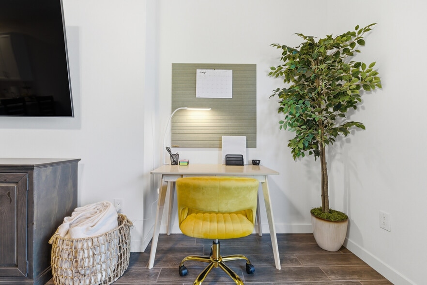 Dedicated workstation. - 2511 W Queen Creek Rd