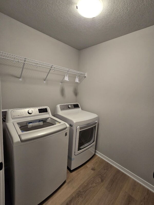 Building Photo - 300 SE Red Fern Dr
