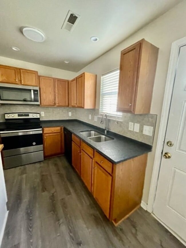 Building Photo - Must see this 4 bedroom 2.5 bath townhouse...