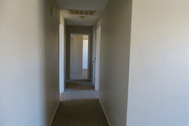 Building Photo - Cute 3 bedroom!