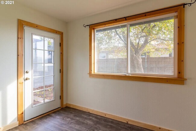 Building Photo - Beautiful Hermiston Home offers a perfect balance of comfort and convenience