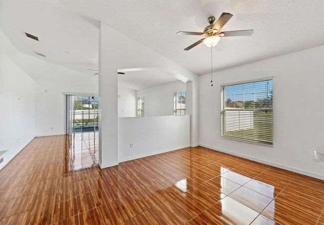 Building Photo - Beautiful 3 Bed and 2 Bath POOL HOME in Ki...