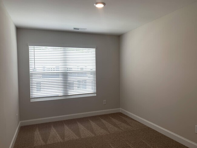 Building Photo - 6927 Eddy Point Ln