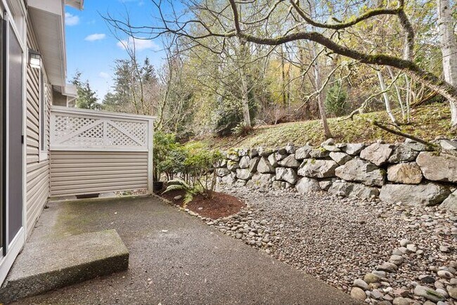 Building Photo - AIR CONDITIONED Townhome in Beautiful Summ...