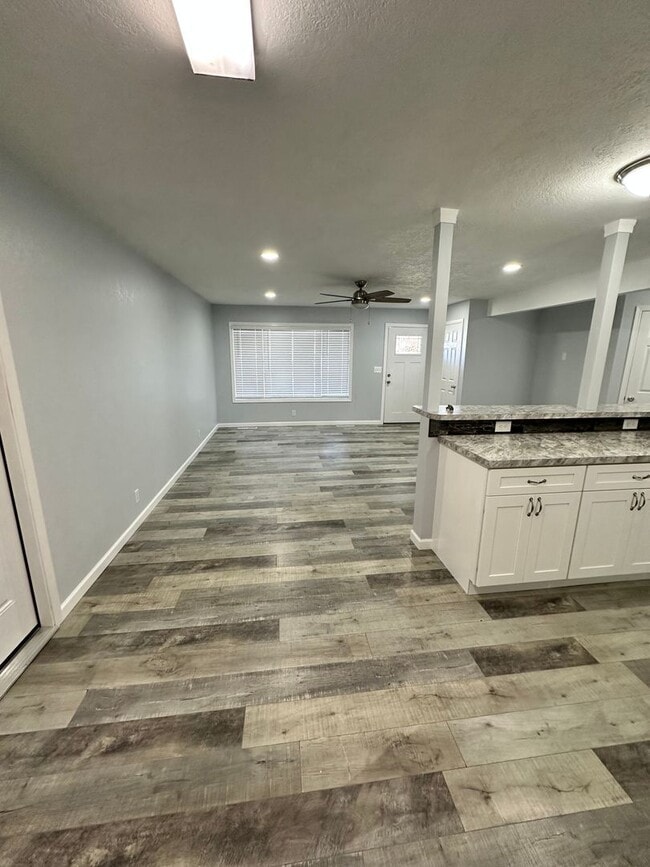 Building Photo - 3 Bedroom 2 Bath Home in Suburbs