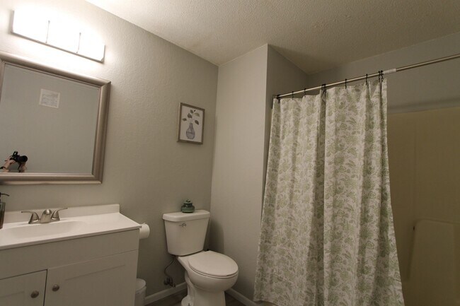 Building Photo - Spacious first floor one bedroom with mode...