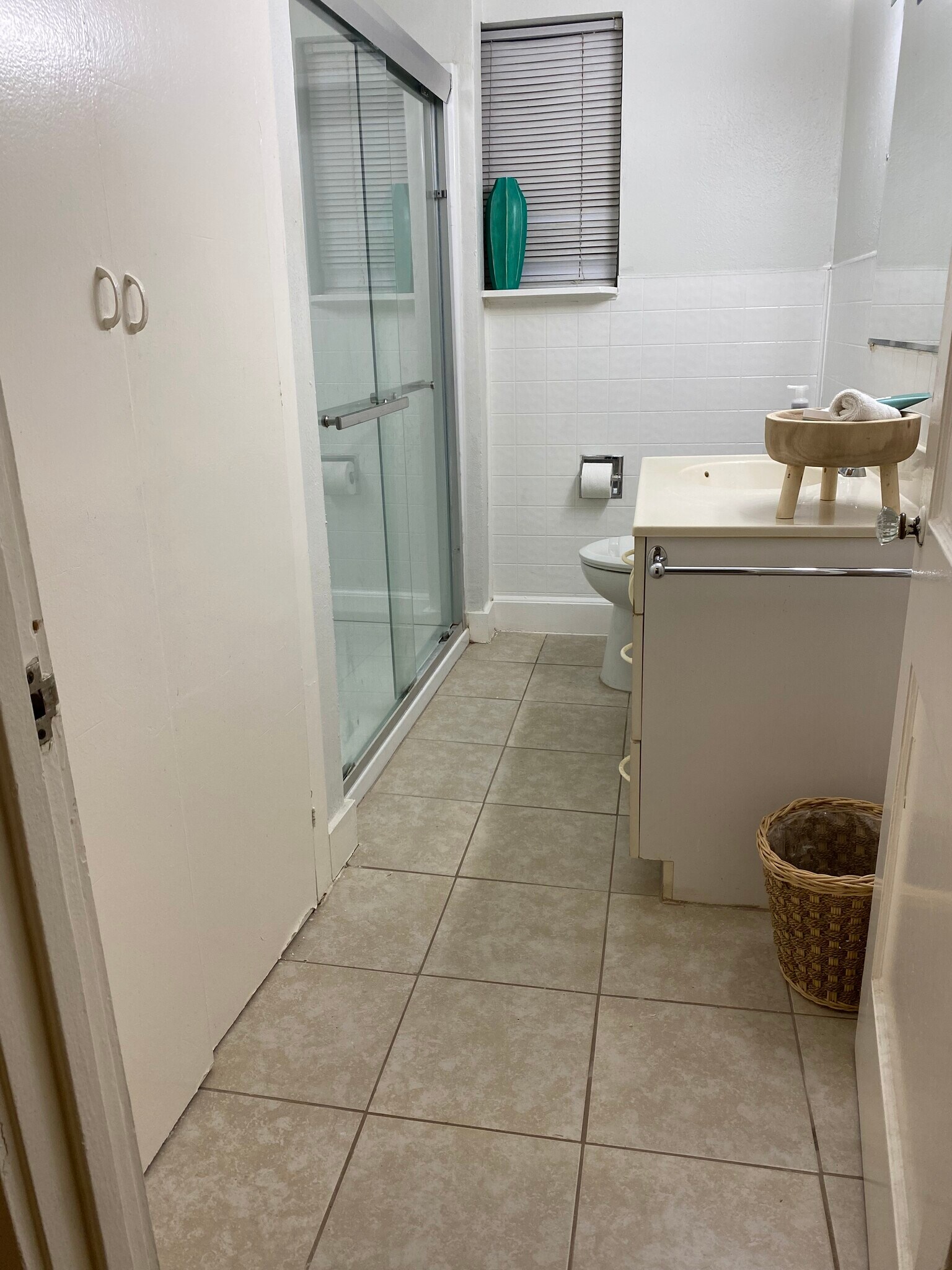 Full bathroom with 2 storage large closets. - 1620 Branard St