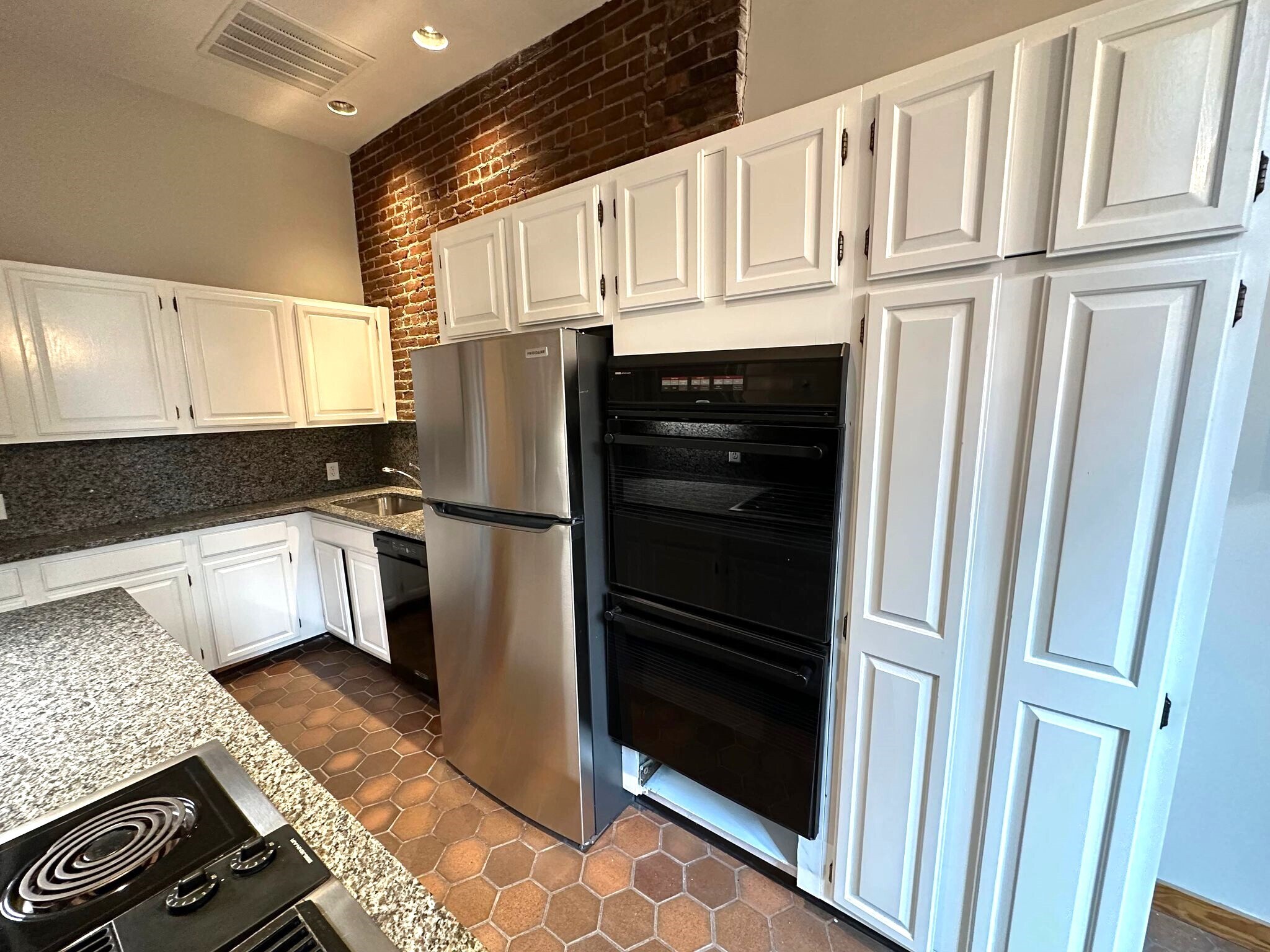 Building Photo - 32 Gloucester St