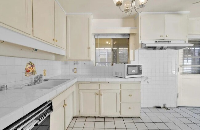 Building Photo - 1105 W 156th St